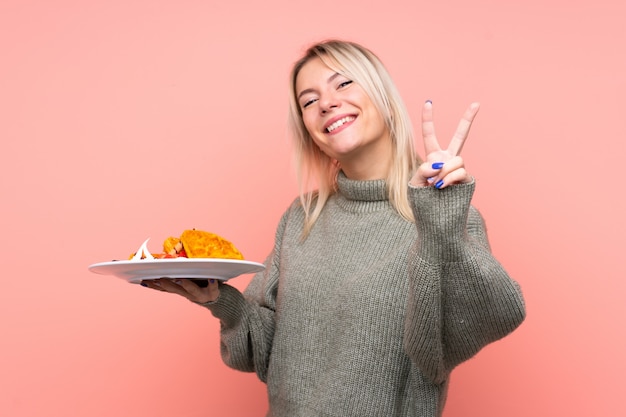 Uśmiechnięta osoba z talerzem